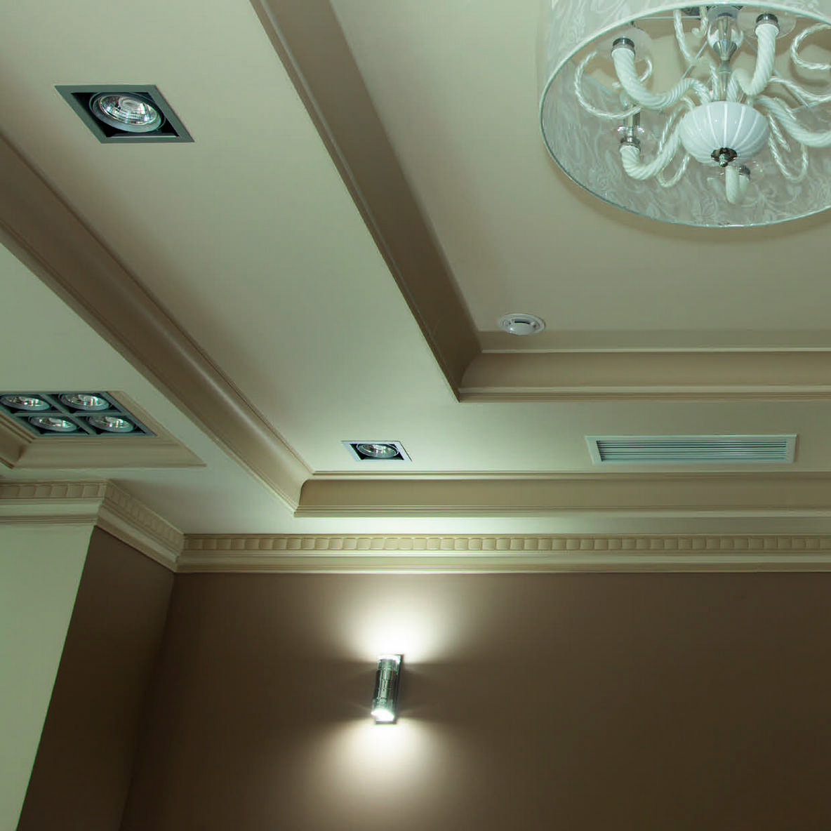 Perfils decoratius Gaudí a papelpintadoonline.com