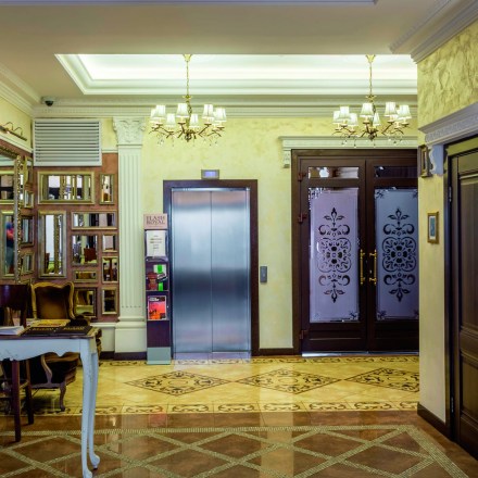 Perfils decoratius Gaudí a papelpintadoonline.com