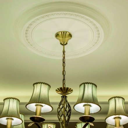 Perfils decoratius Gaudí a papelpintadoonline.com